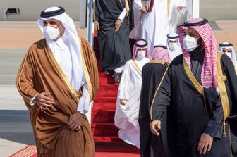 &nbsp;Il principe saudita Mohammed bin Salman (a destra) accoglie l'emiro del Qatar Tamim bin Hamad Al-Thania a al-Ula