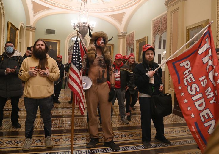 Manifestanti pro-Trump all'interno di Capital Hill, Washington