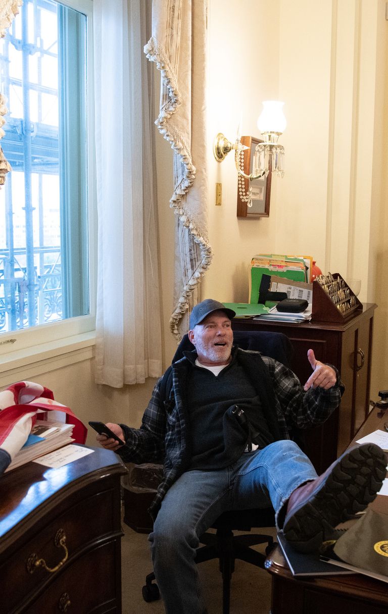 Manifestante nell'ufficio d Nancy Pelosi