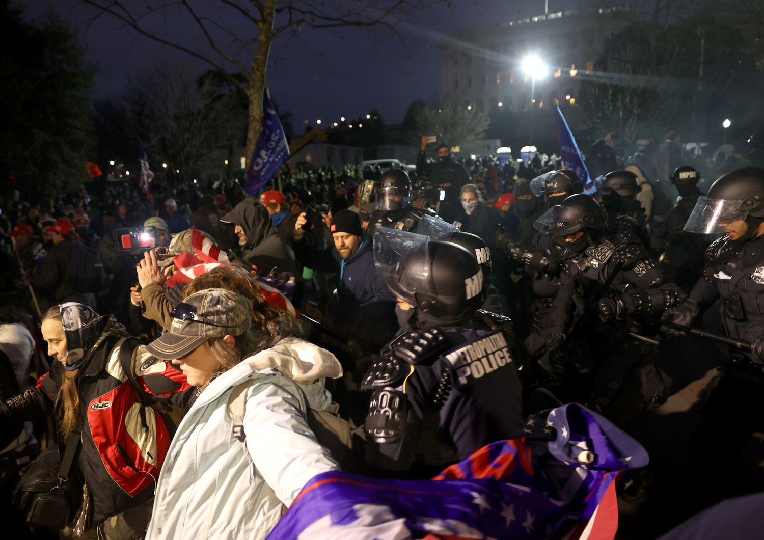 Polizia sgombera manifestanti a Capitol Hill