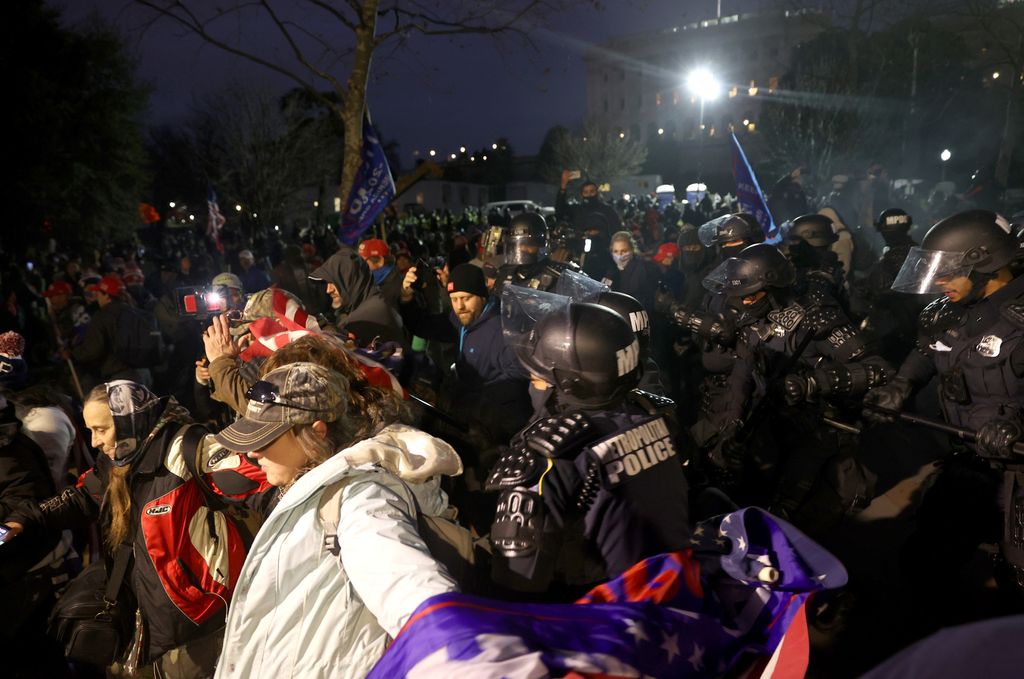 Polizia sgombera manifestanti a Capitol Hill