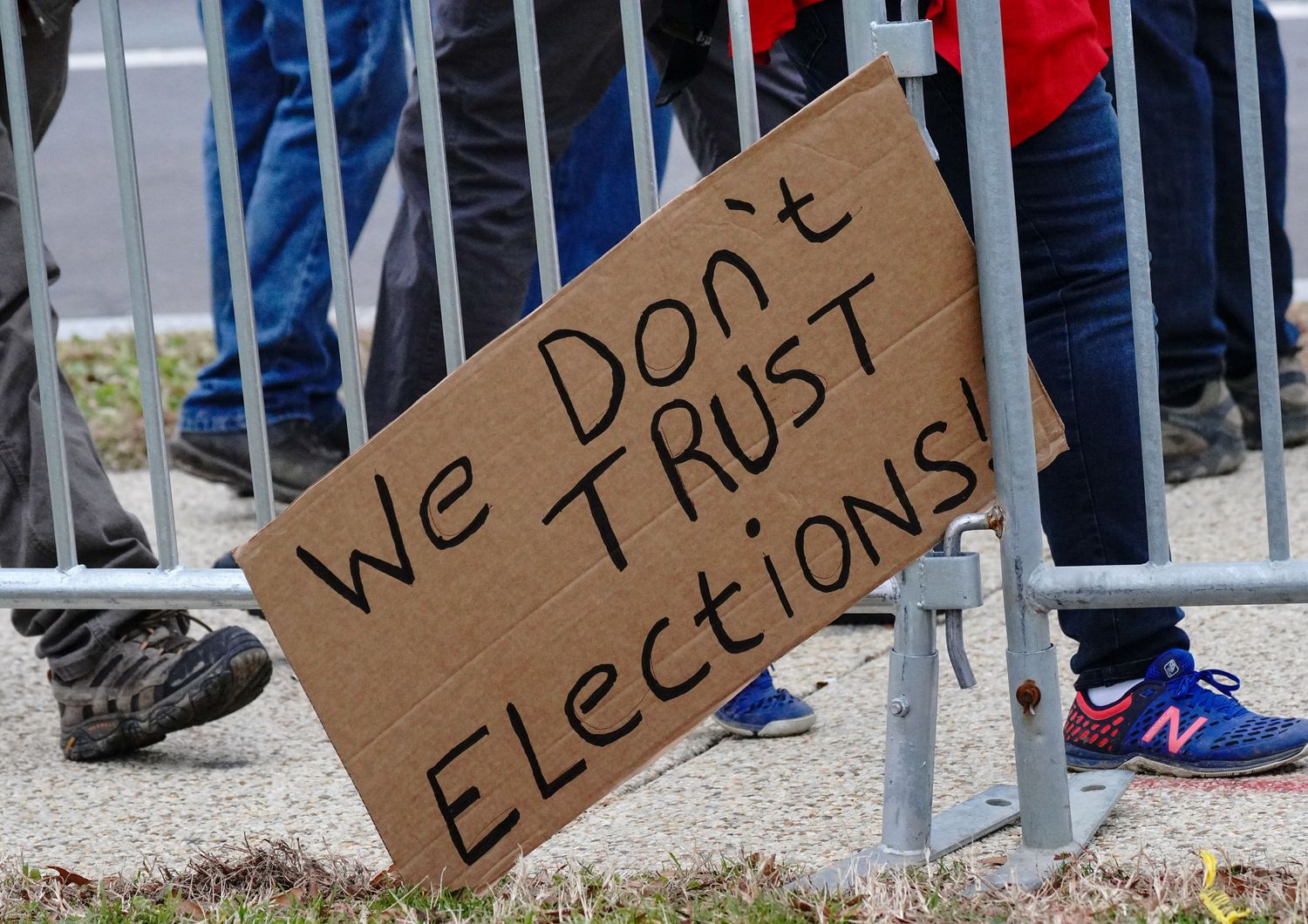 Un cartello esposto dai manifestanti che hanno cercato di impedire la conferma dell'elezione di Biden