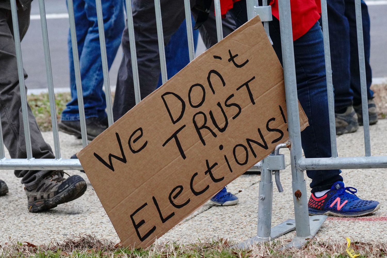 Un cartello esposto dai manifestanti che hanno cercato di impedire la conferma dell'elezione di Biden