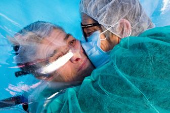 Una sala degli abbracci in una casa di riposo in provincia di Avellino in tempo di covid