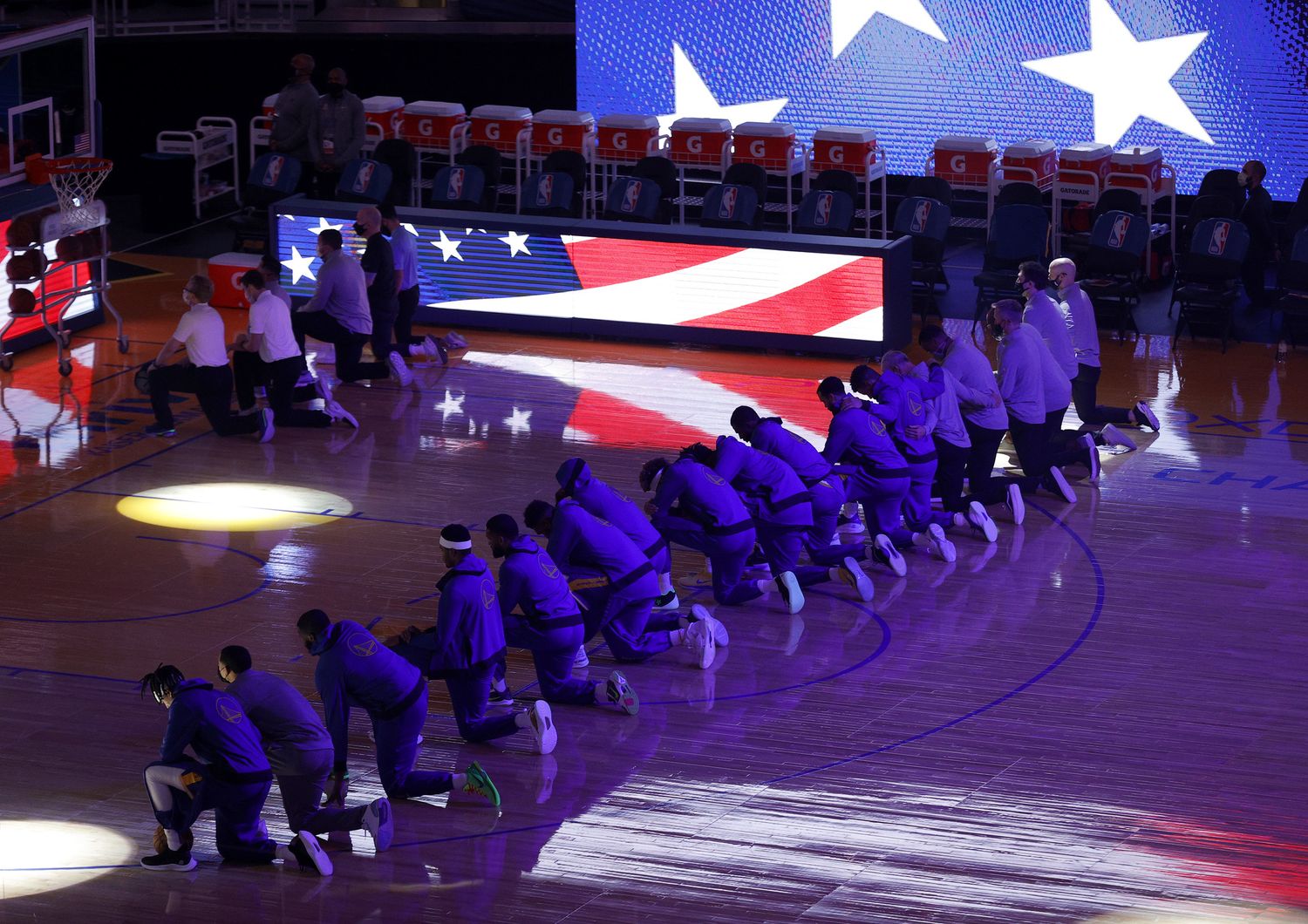 Giocatori Nba inginocchiati durante inno nazionale