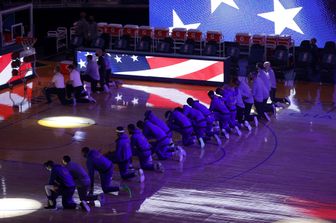 Giocatori Nba inginocchiati durante inno nazionale