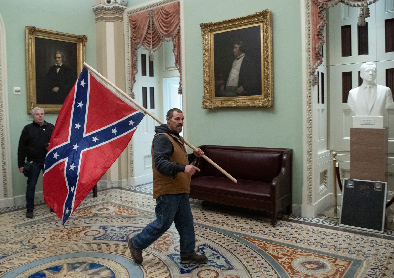 Un manifestante con la bandiera sudista in un corridoio del Congresso