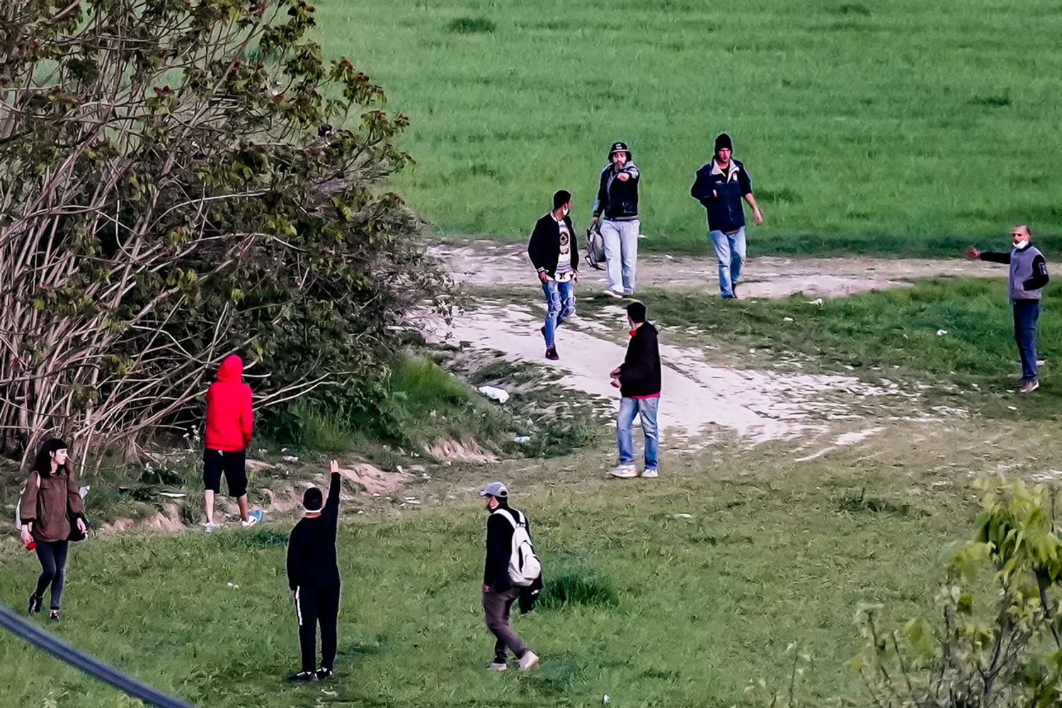 Un gruppo di spacciatori in un parco