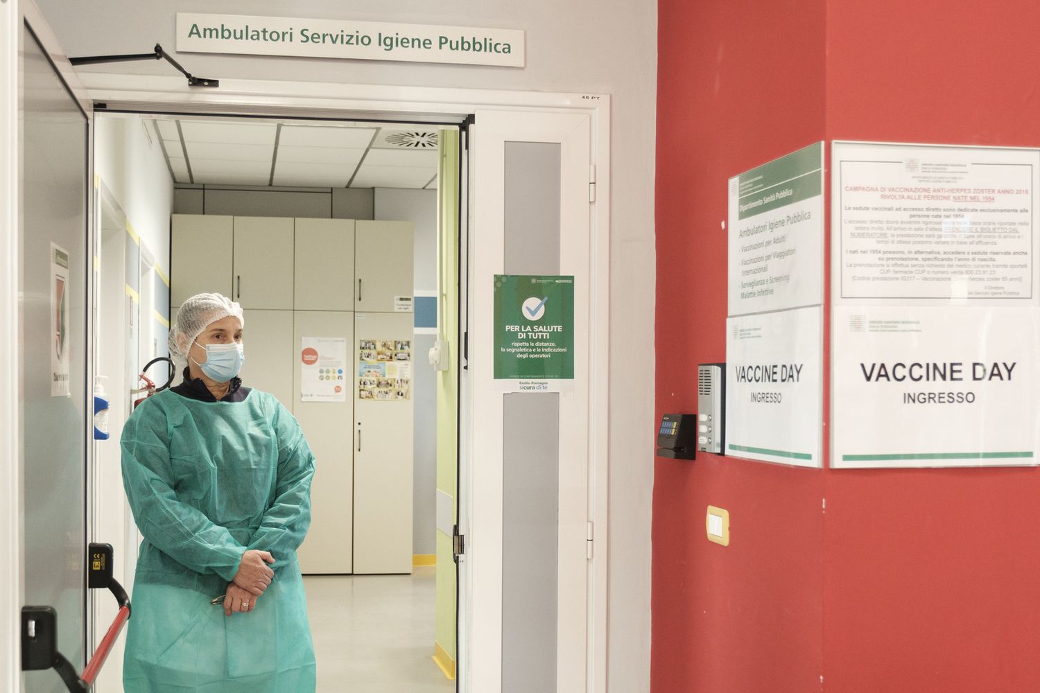 Il centro servizi ASL dell'ospedale Civile di Baggiovara nel giorno di avvio della campagna vaccinale contro il Covid-19&nbsp;