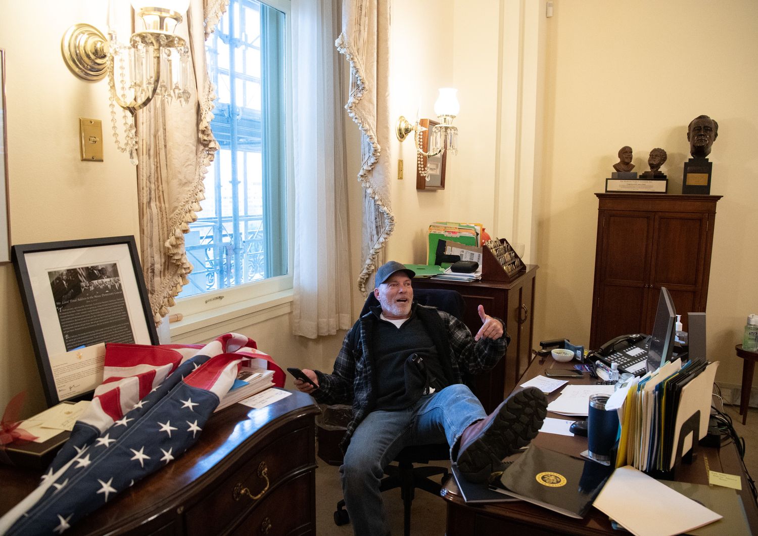 Un manifestante si &egrave; fatto fotografare nella stanza di Nancy Pelosi con i piedi sulla sua scrivania