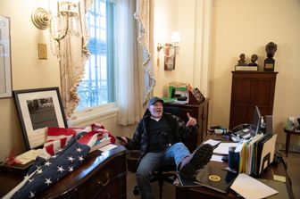 Il manifestante che si &egrave; fatto fotografare nella stanza di Nancy Pelosi con i piedi sulla sua scrivania