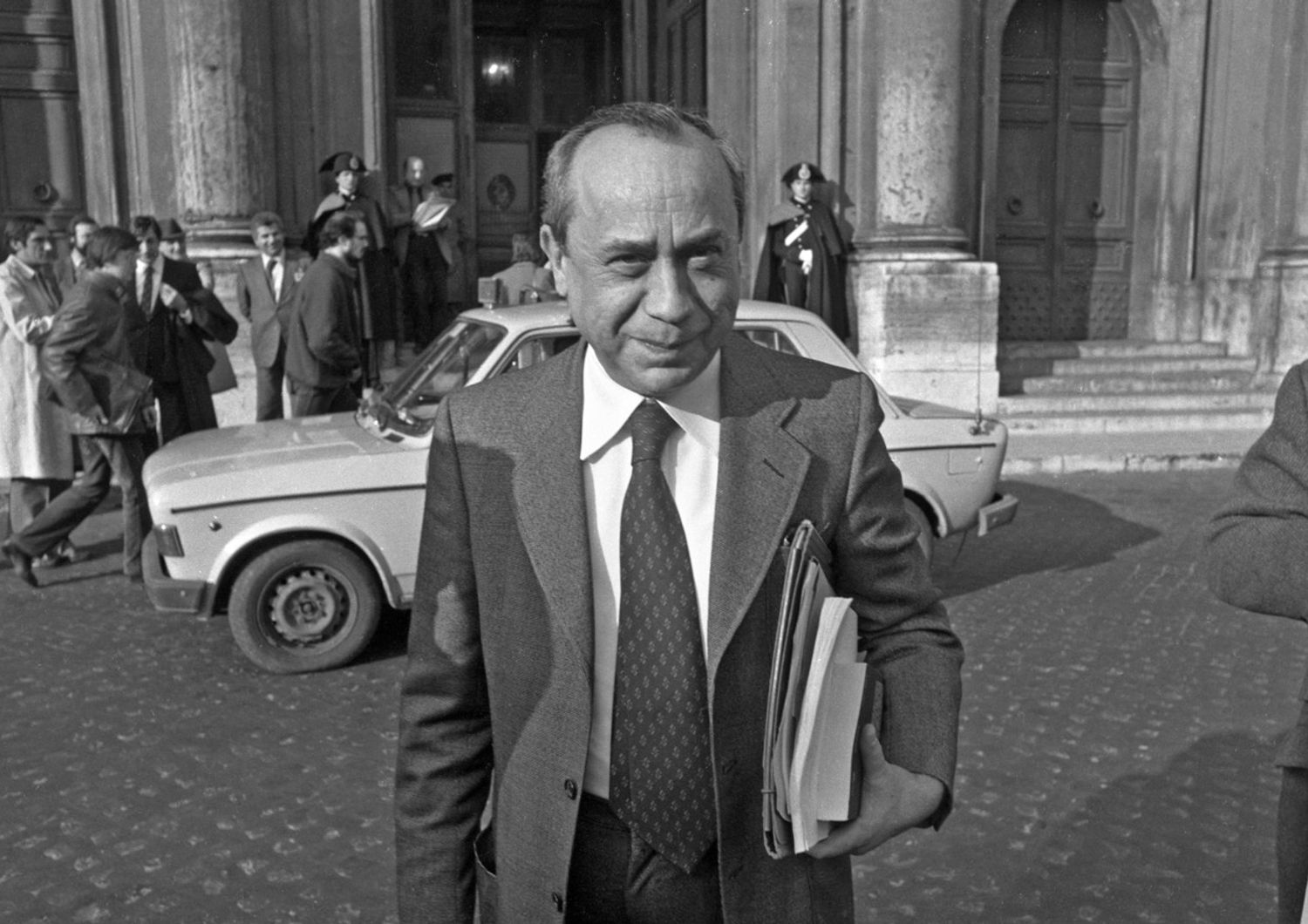 Nel 1980 Sciascia, parlamentare radicale, all'uscita da Montecitorio