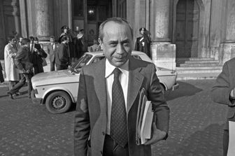 Nel 1980 Sciascia, parlamentare radicale, all'uscita da Montecitorio