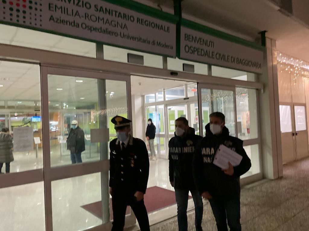 I Carabinieri nell'ospedale di Baggiovara (Modena)