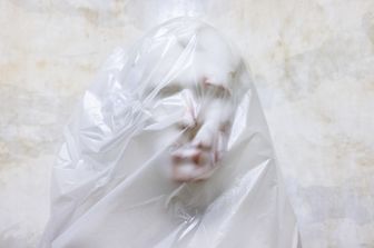 Il busto del presidente Zachary Taylor sporco del sangue di un manifestate e coperto da un telo di plastica in un corridoio del Congresso&nbsp;