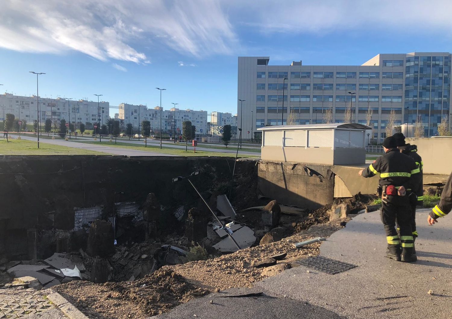 La voragine nel parcheggio dell'Ospedale del Mare