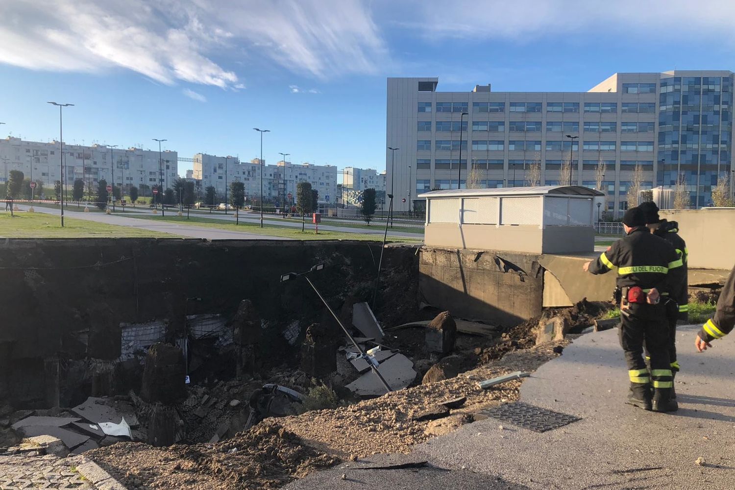 La voragine nel parcheggio dell'Ospedale del Mare