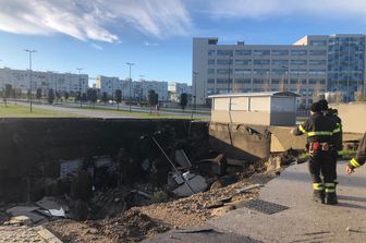 La voragine nel parcheggio dell'Ospedale del Mare