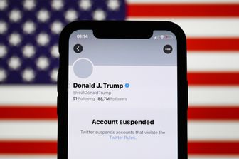 L'account Twitter di Donald Trump bloccato dal social media