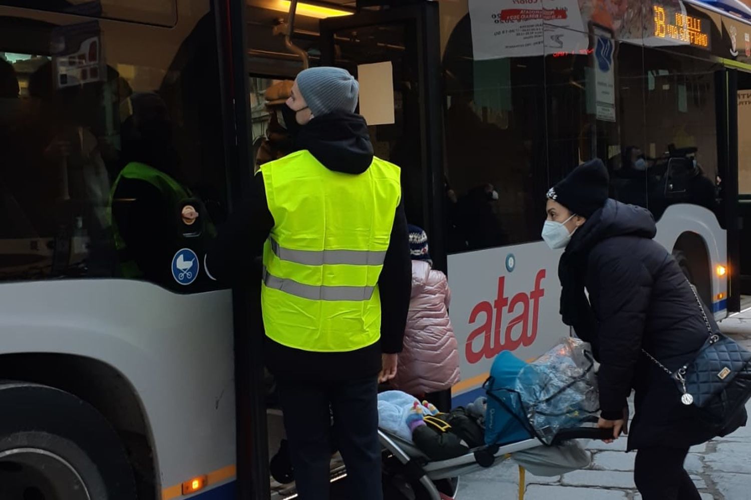 Lo steward in servizio alla fermata del bus a Firenze