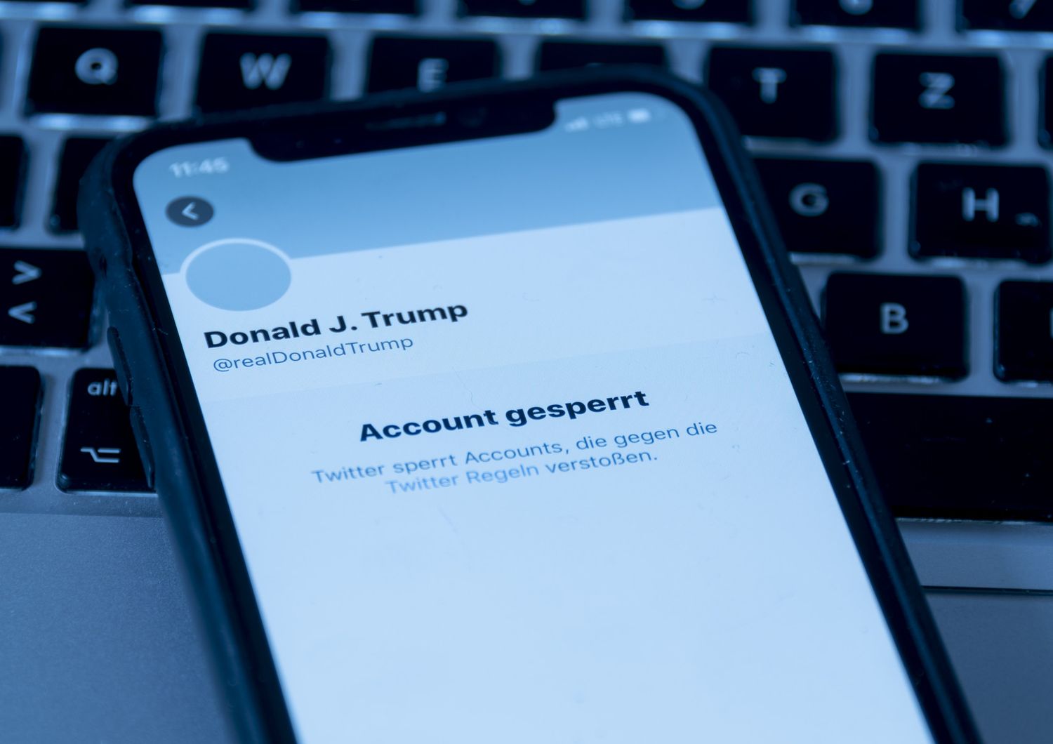 L'account Twitter di Donald Trump sospeso dal social network