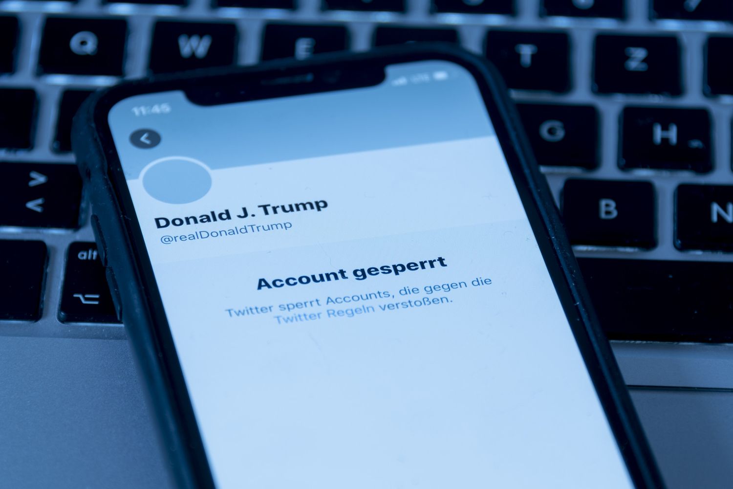 L'account Twitter di Donald Trump sospeso dal social network