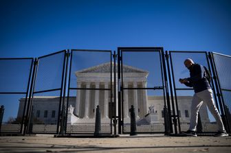 Usa: Washington &egrave; gi&agrave; blindata. Barriere attorno alla Corte Suprema