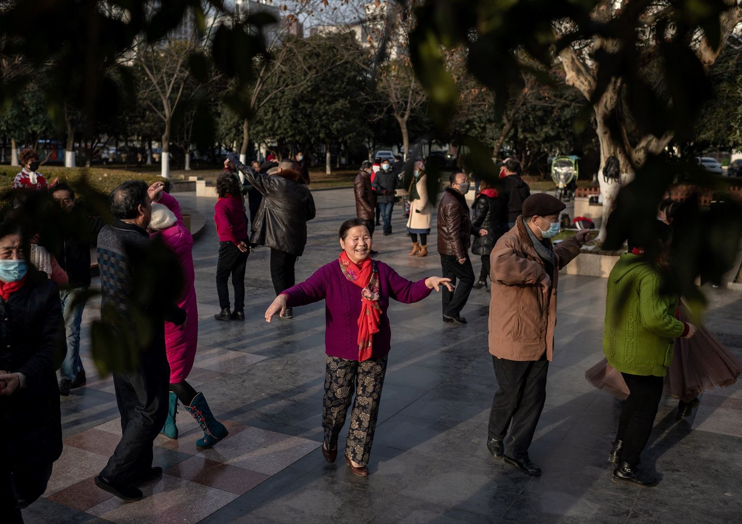 Wuhan: gente danza in strada nell'anniversario del primo decesso per Covid in Cina