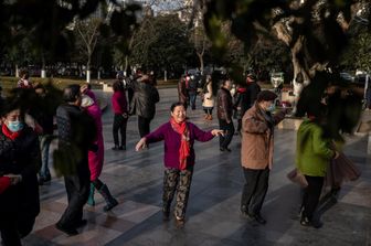 Wuhan: gente danza in strada nell'anniversario del primo decesso per Covid in Cina
