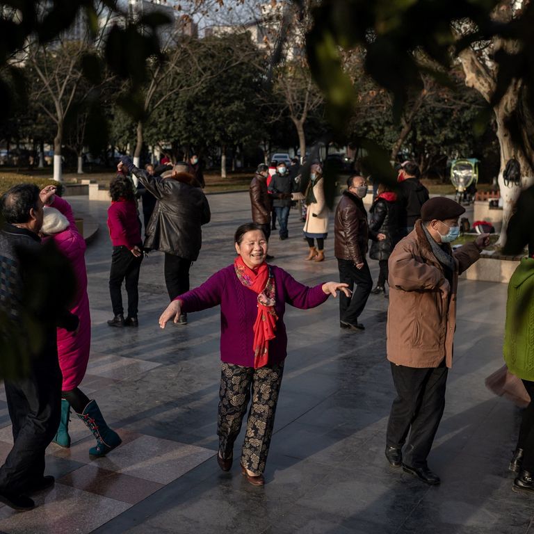 Wuhan: gente danza in strada nell'anniversario del primo decesso per Covid in Cina