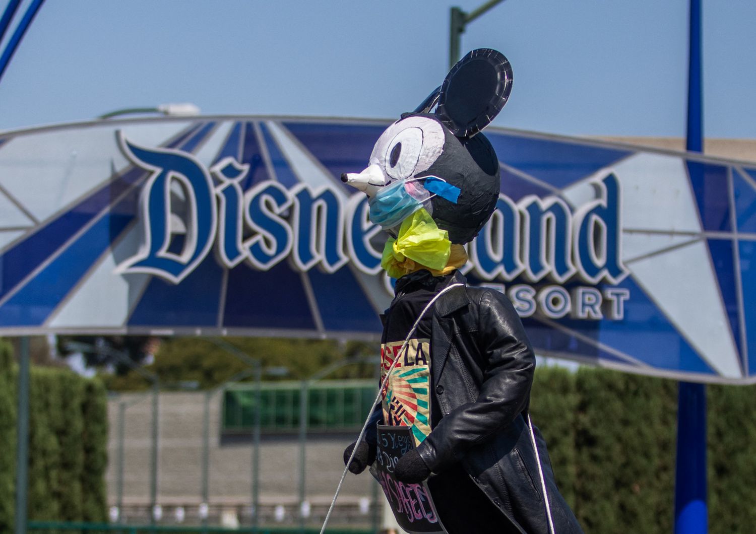 Un pupazzo fai-da-te di Topolino collocato da sconosciuti davanti a Disneyland in California