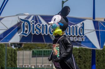 Un pupazzo fai-da-te di Topolino collocato da sconosciuti davanti a Disneyland in California