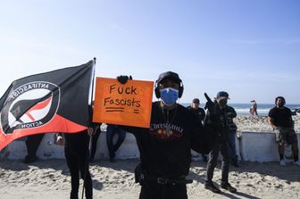 Una manifestazione Antifa a San Diego, California