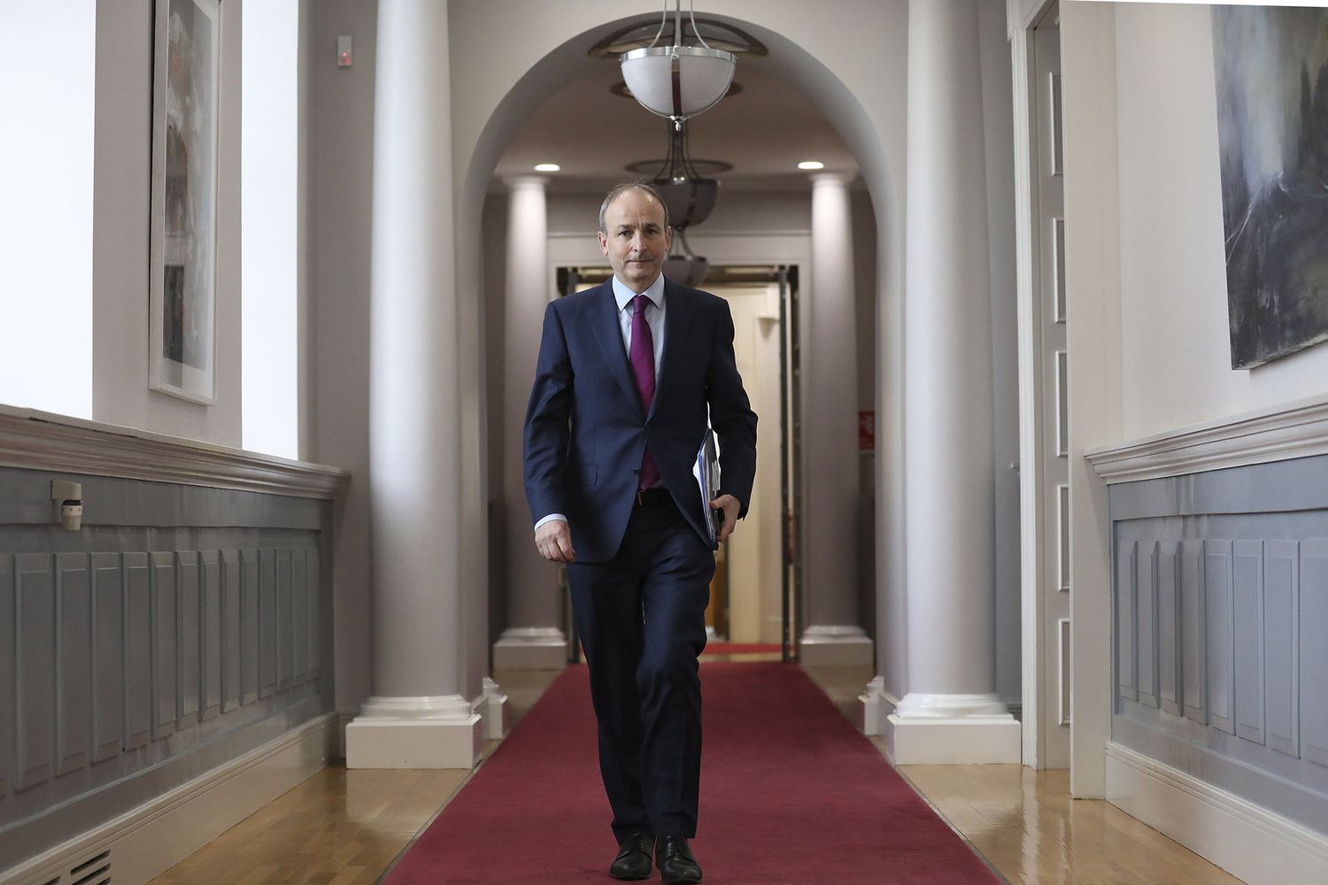 Il premier irlandese, Micheal Martin, con il rapporto della Commission of Investigation into Mother and Baby Homes sotto il braccio&nbsp;