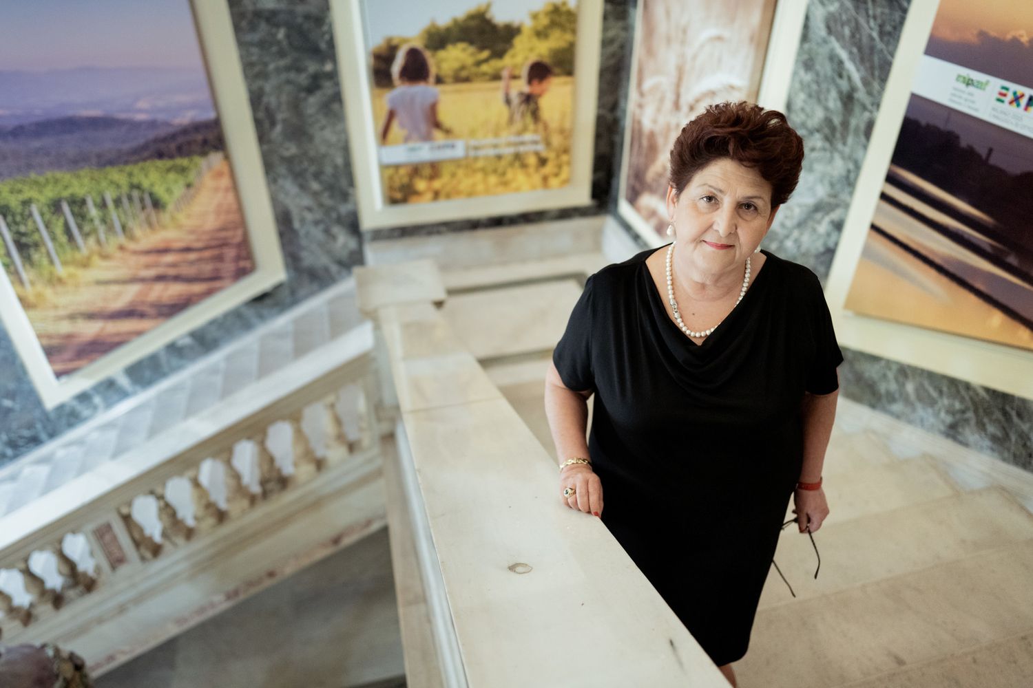Roma, Ministero delle politiche agricole, alimentari e forestali, Teresa Bellanova sulla scala del palazzo del Ministero