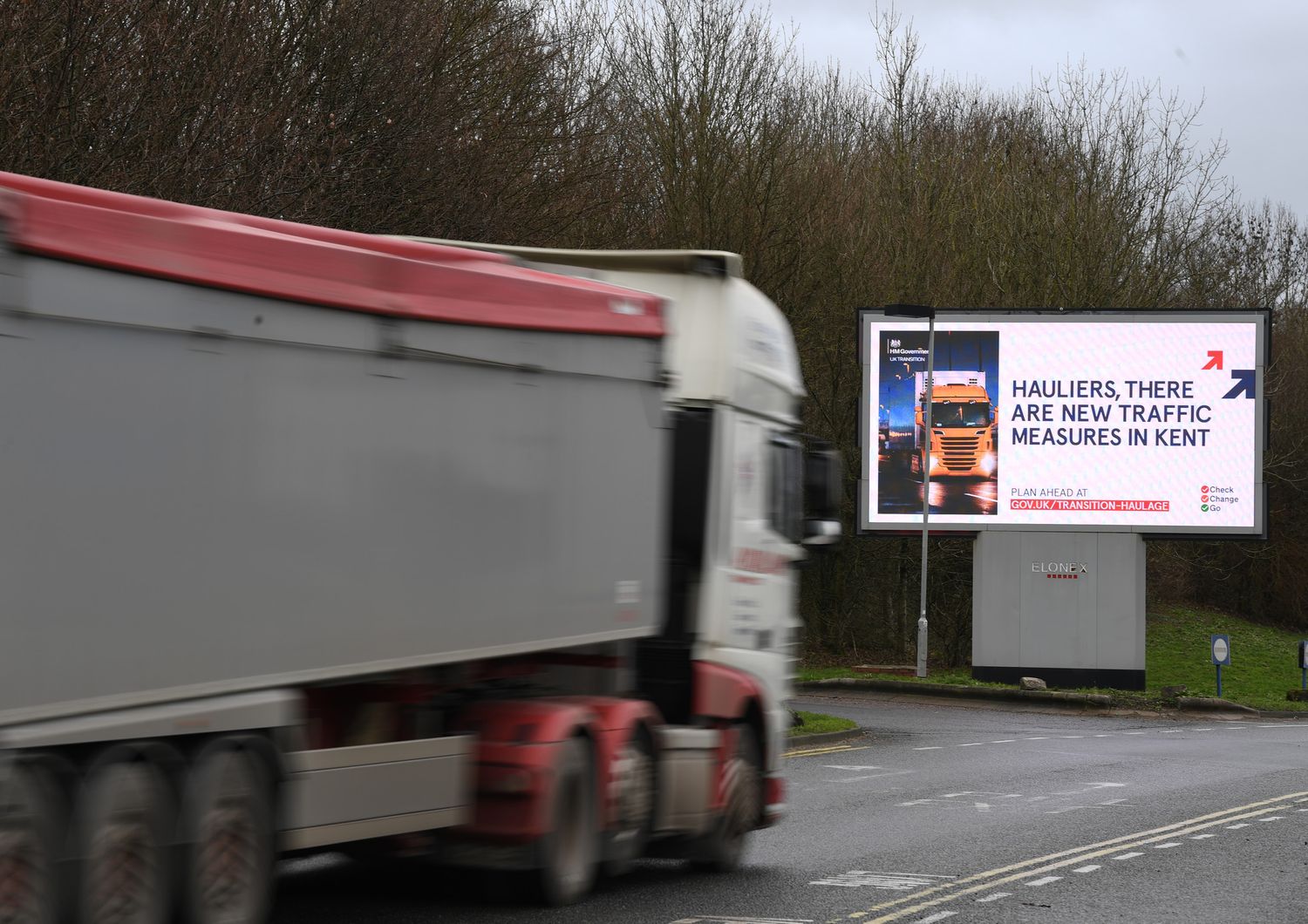 Un cartello all'uscita del porto di Dover avverte i camionisti che con la Brexit sono cambiate le regole sulla circolazione stradele