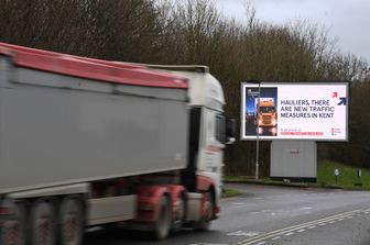 Un cartello all'uscita del porto di Dover avverte i camionisti che con la Brexit sono cambiate le regole sulla circolazione stradele
