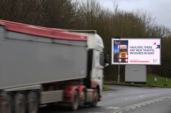Un cartello all'uscita del porto di Dover avverte i camionisti che con la Brexit sono cambiate le regole sulla circolazione stradele