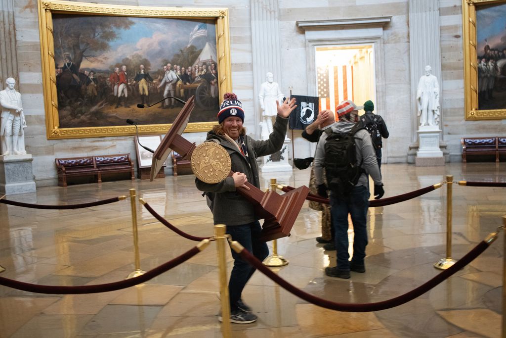 Adam Christian Johnson, il manifestanto identificato per aver sottratto il leggio della Presidenza della Camera nell'assalto al Campidoglio del 6 gennaio