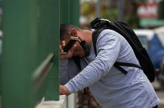 Un uomo in un ospedale di Manaus, nello stato di Amazzonia, in Brasile