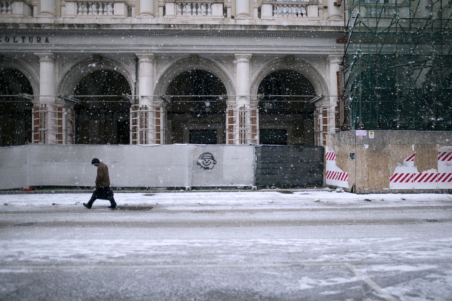 Le strade de l'Aquila deserte e innevate