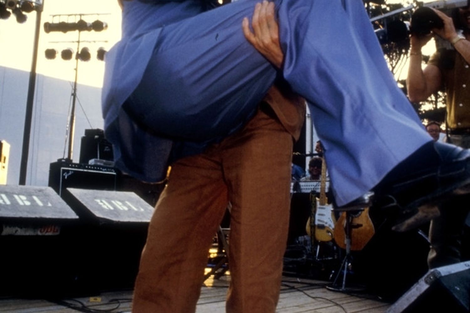 Roma, 16 giugno 1983: Roberto Benigni prende in braccio il segretario del Pci, Enrico Berlinguer