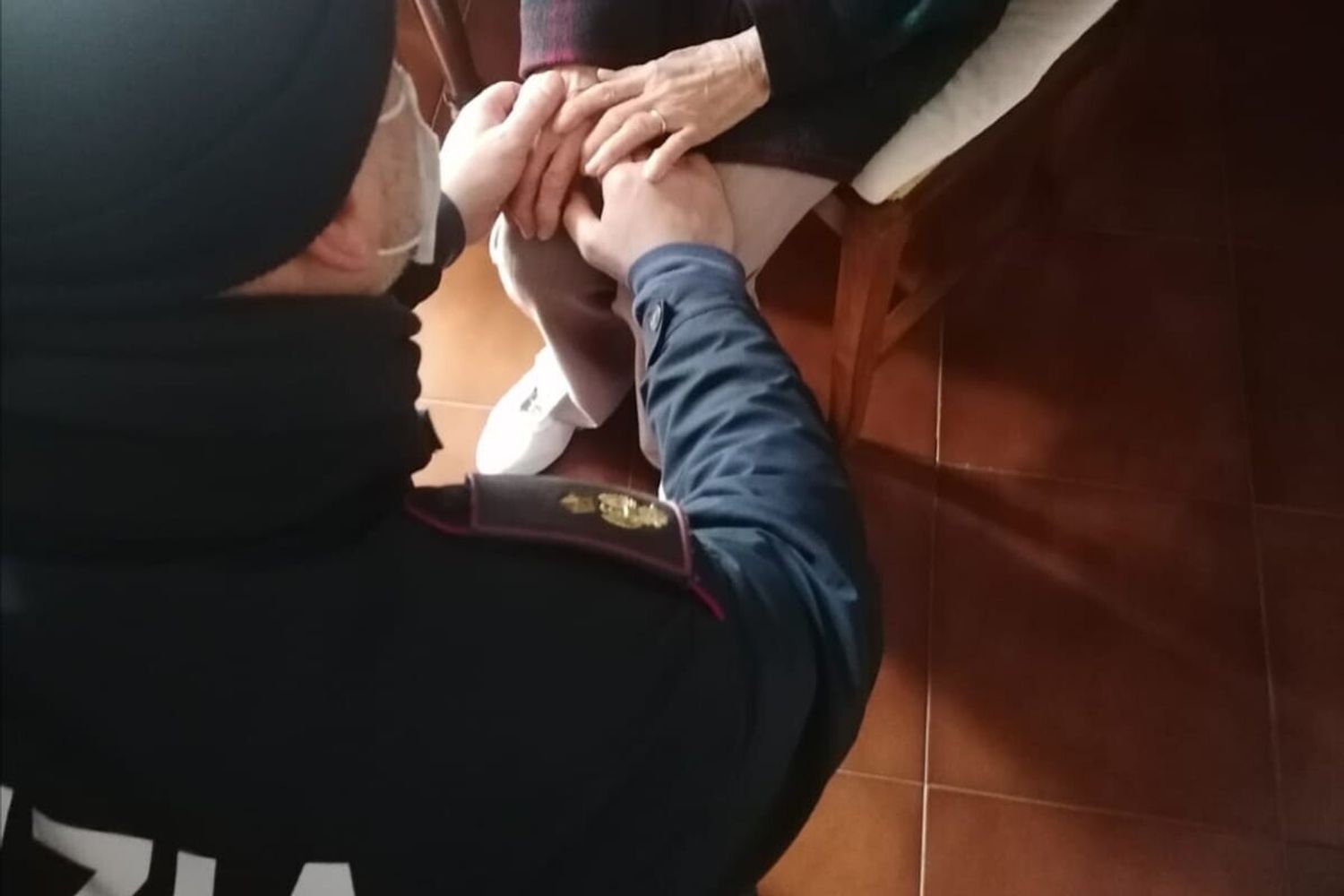 L'anziana che ha tentato il suicidio accudita dagli agenti di polizia che l'hanno salvata