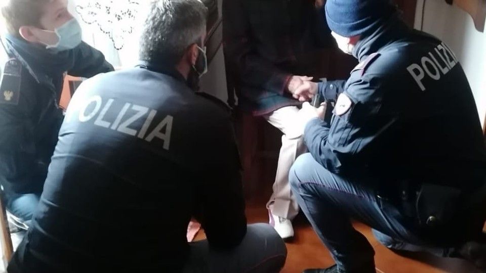 L'anziana che ha tentato il suicidio accudita dagli agenti di polizia che l'hanno salvata&nbsp;