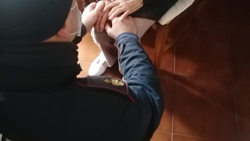 L'anziana che ha tentato il suicidio accudita dagli agenti di polizia che l'hanno salvata