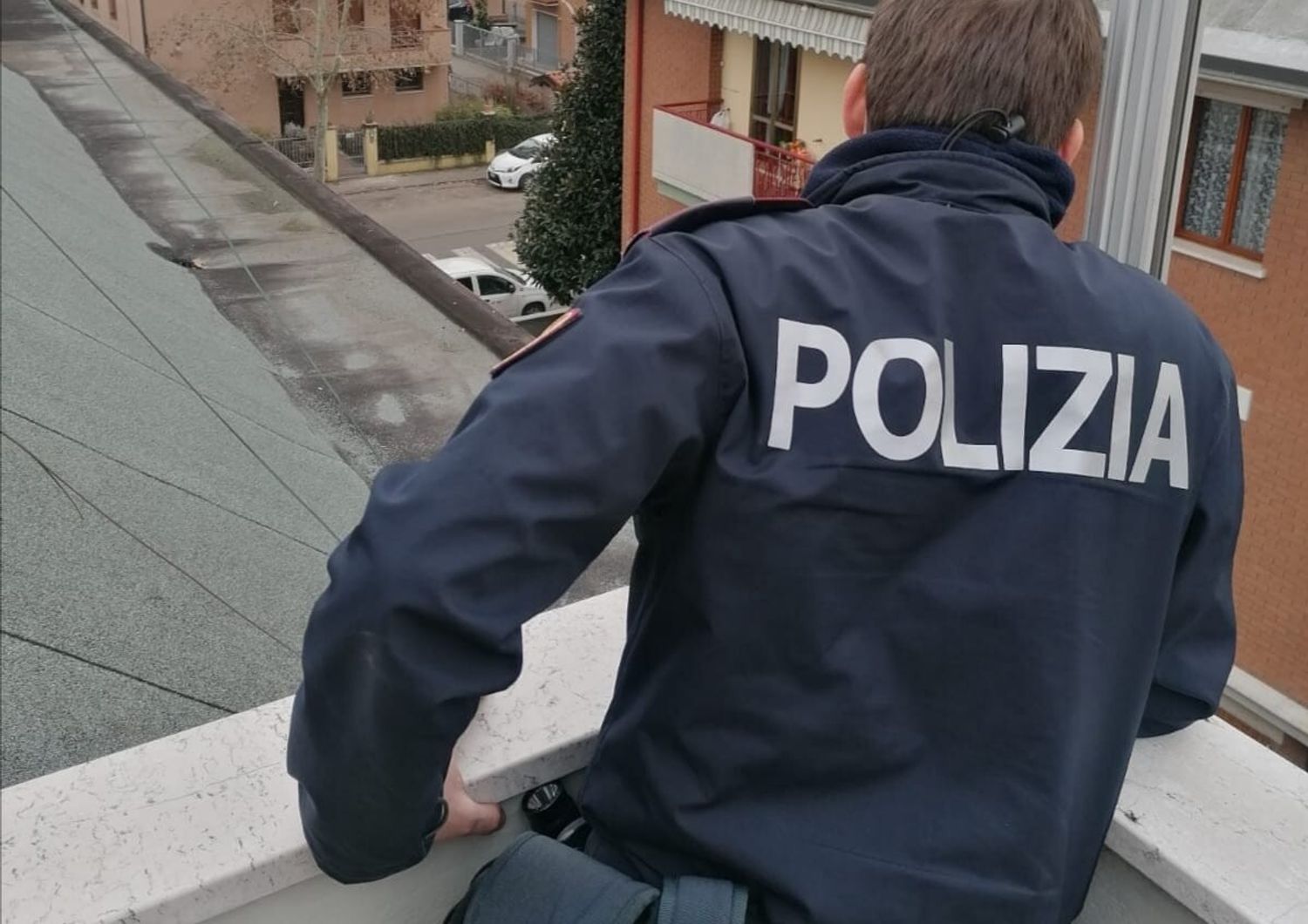 sequestra uomo in casa rimini arrestata donna