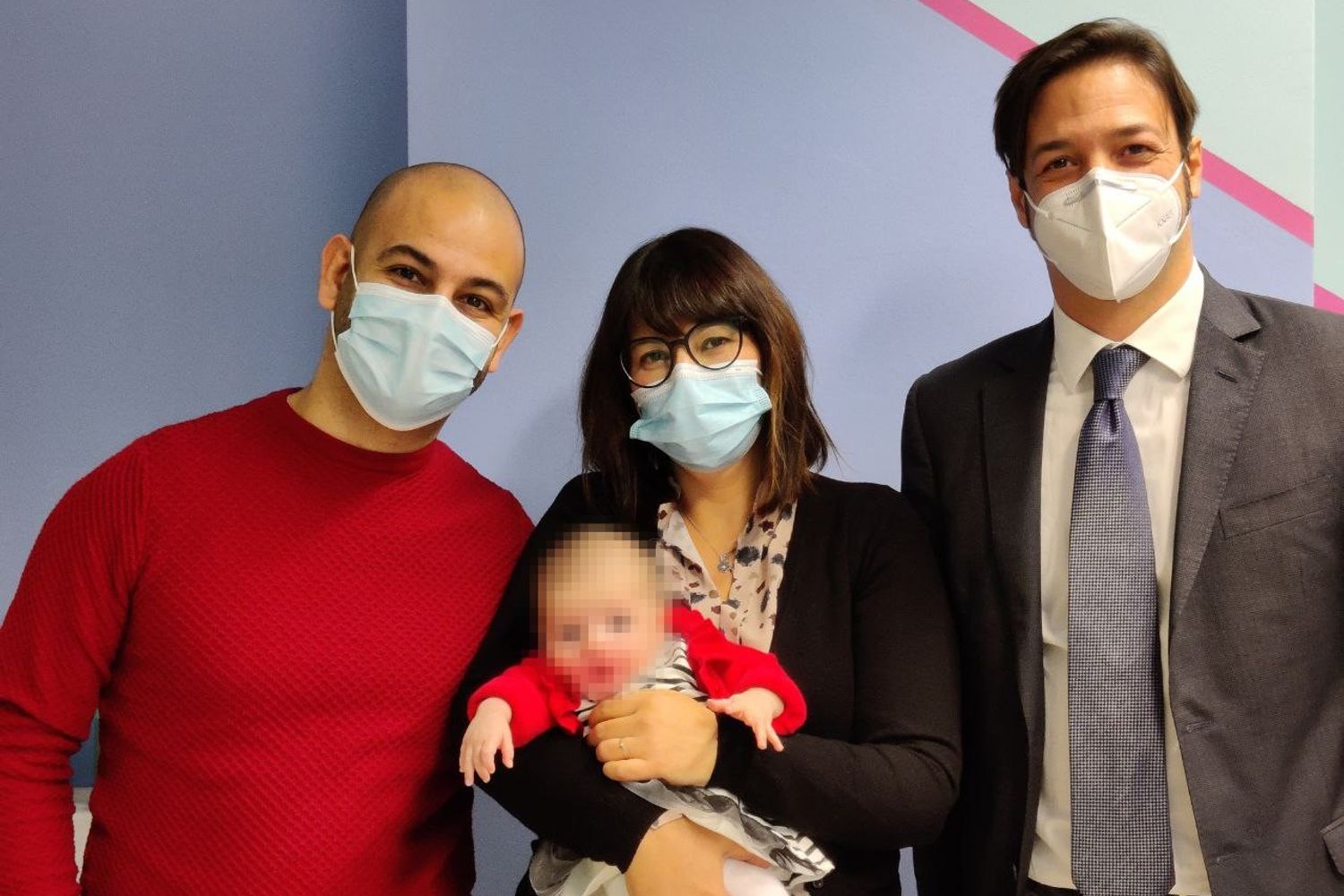 La famiglia Sanna accanto al chirurgo Andrea Figus