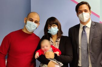 La famiglia Sanna accanto al chirurgo Andrea Figus