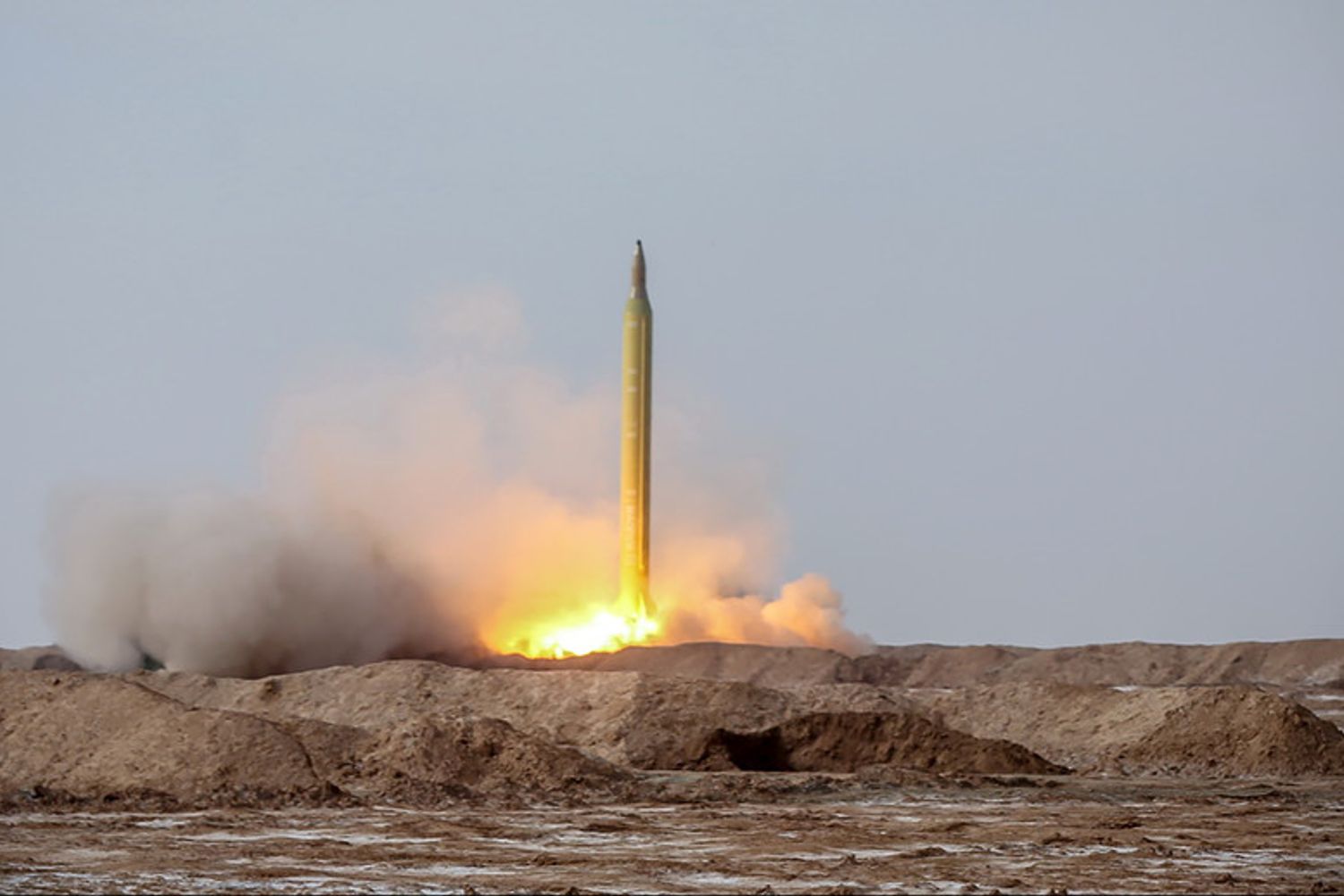 Il lancio di un missile iraniano durante un'esercitazione