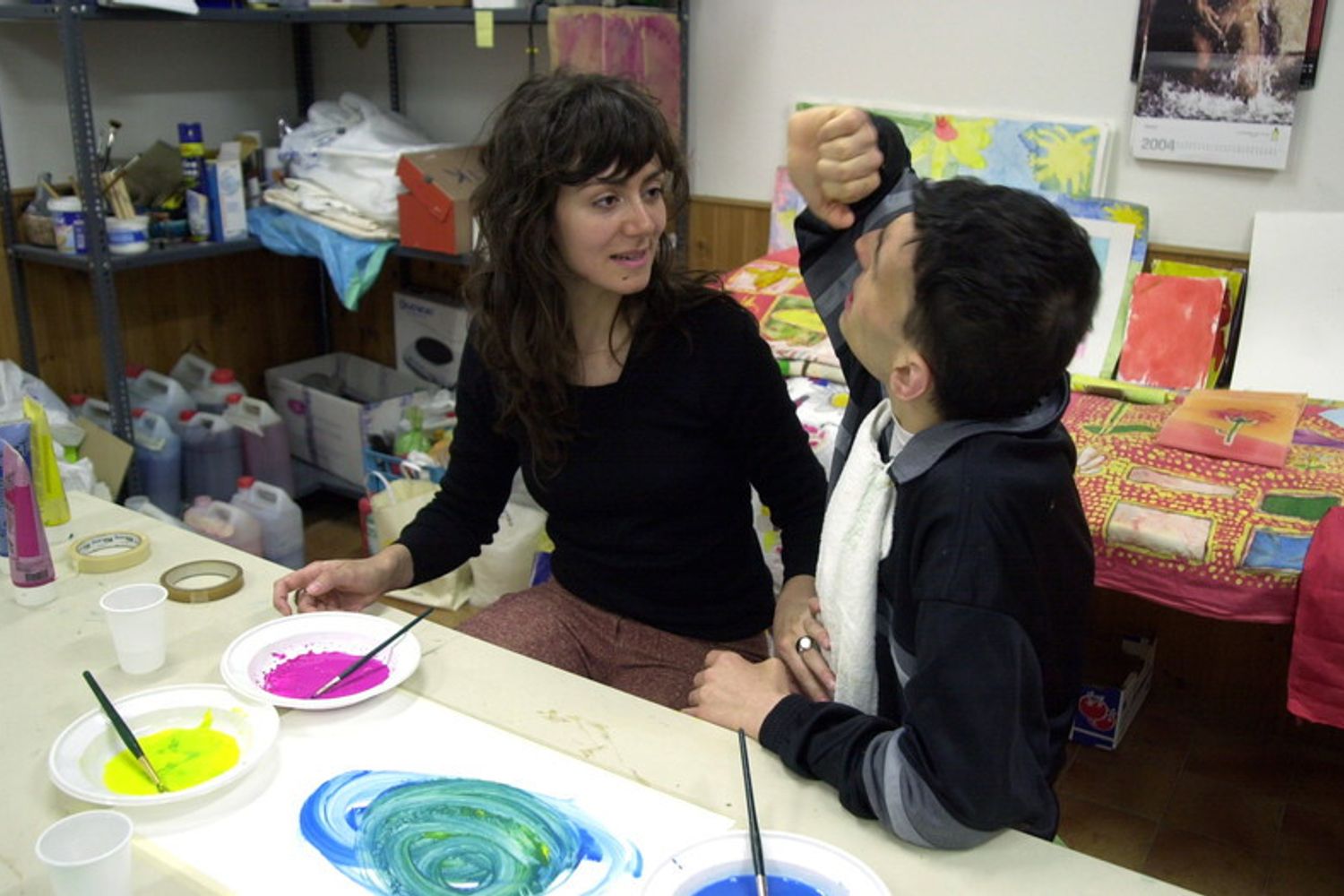 Una volontaria del servizio civile europeo in un laboratorio di ceramica per disabili